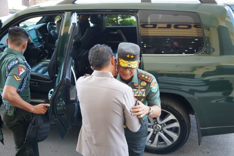 Silaturahmi ke Mapolda Aceh, Pangdam Iskandar Muda disambut Kapolda Aceh. dok. Pendam IM