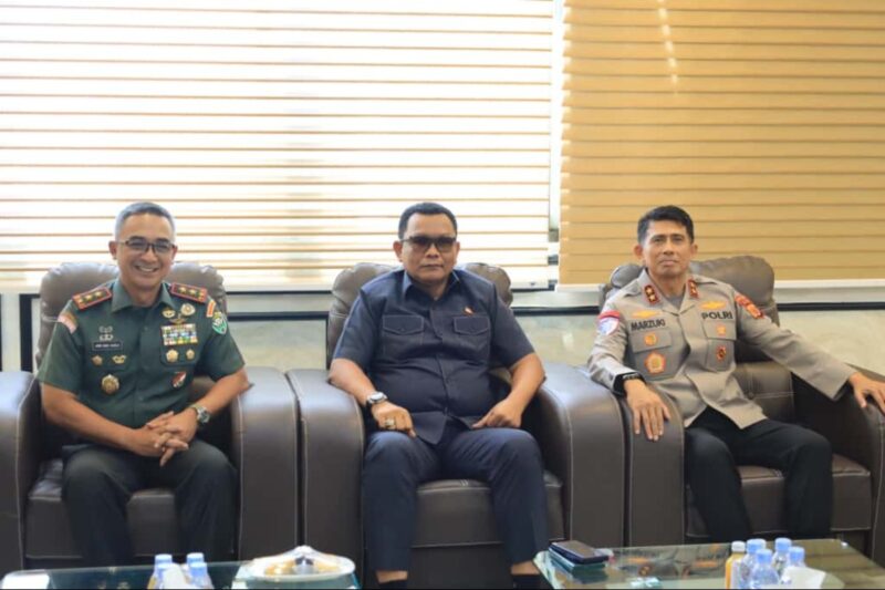 Kapolda Aceh Irjen Pol. Marzuki Ali Basyah menerima audiensi Pangdam Iskandar Muda (IM) yang baru, Mayjen TNI Joko Hadi Susilo, dan Kajati Aceh Yudi Triadi  di ruang kerjanya, Rabu, 17 September 2025. dok. Polda Aceh