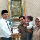 orang nomor satu di Aceh Selatan itu menyambut seorang pasien yang menderita bocor jantung dan menyerahkan bantuan secara langsung, Kamis, 19 September 2025. dok. Ist