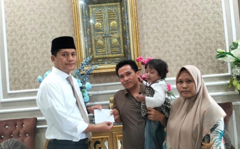 orang nomor satu di Aceh Selatan itu menyambut seorang pasien yang menderita bocor jantung dan menyerahkan bantuan secara langsung, Kamis, 19 September 2025. dok. Ist