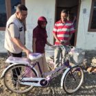 BFLF menyerahkan satu unit sepeda gratis kepada Aura, seorang pelajar dari keluarga kurang mampu di Aceh, agar bisa kembali menempuh pendidikan tanpa terkendala jarak. dok. Ist