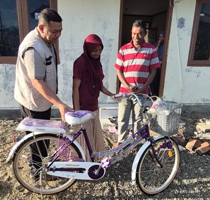 BFLF menyerahkan satu unit sepeda gratis kepada Aura, seorang pelajar dari keluarga kurang mampu di Aceh, agar bisa kembali menempuh pendidikan tanpa terkendala jarak. dok. Ist