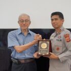 Kapolda Aceh Irjen Marzuki Ali Basyah bersama Wakapolda Brigjen Ari Wahyu Widodo melaksanakan silaturahmi dengan Wali Nanggroe Aceh Paduka Yang Mulia Tgk. Malik Mahmud Al Haytar di kediamannya, Lampenerut, Kabupaten Aceh Besar, Jumat, 19 September 2025. dok. Polda Aceh