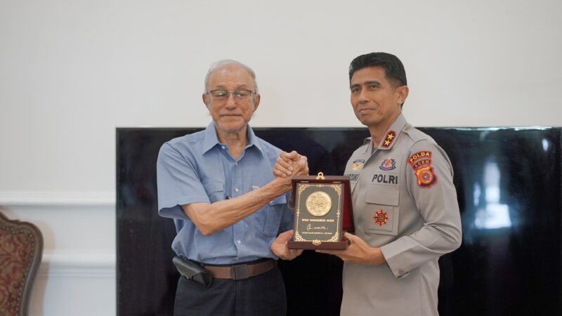 Kapolda Aceh Irjen Marzuki Ali Basyah bersama Wakapolda Brigjen Ari Wahyu Widodo melaksanakan silaturahmi dengan Wali Nanggroe Aceh Paduka Yang Mulia Tgk. Malik Mahmud Al Haytar di kediamannya, Lampenerut, Kabupaten Aceh Besar, Jumat, 19 September 2025. dok. Polda Aceh