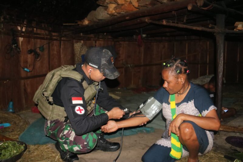 Satgas Yonif 112/DJ Pos Kota Baru Gelar Pengobatan secara Door to Door di Kampung Pagaleme, Puncak Jaya, Papua Tengah, Minggu (21/09/2025). dok. Pendam IM
