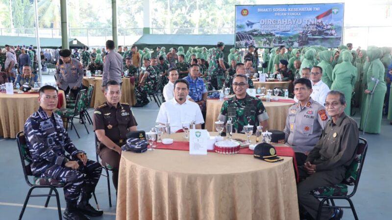 Kapolda Aceh Irjen Pol. Marzuki Ali Basyah bersama sejumlah Pejabat Utama Polda Aceh menghadiri kegiatan bakti sosial yang digelar TNI di Indoor Jasdam Iskandar Muda, Neusu, Kota Banda Aceh, Minggu, 21 September 2025. dok. Polda Aceh