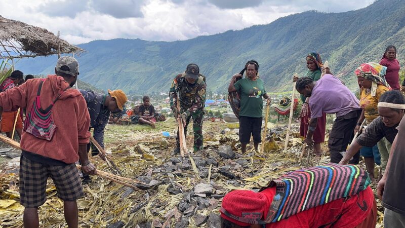 Suasana penuh kehangatan dan kebersamaan tercipta dalam rangka tradisi adat Bakar batu di Kampung Kolianbanak, Distrik Pagaleme, Kabupaten Puncak Jaya, Provinsi Papua Tengah, Senin (22/09/2025). dok. Pendam IM
