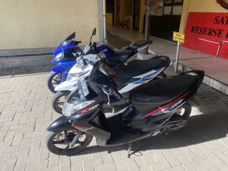 Polisi mengamankan tiga unit sepeda motor diantaranya, sepeda motor jenis Yamaha R15 warna Biru,
sepeda motor jenis yamaha Mio Soul, Sepeda motor Honda Beat dan alat bantu berupa kunci leter T. dok. Polresta Banda Aceh