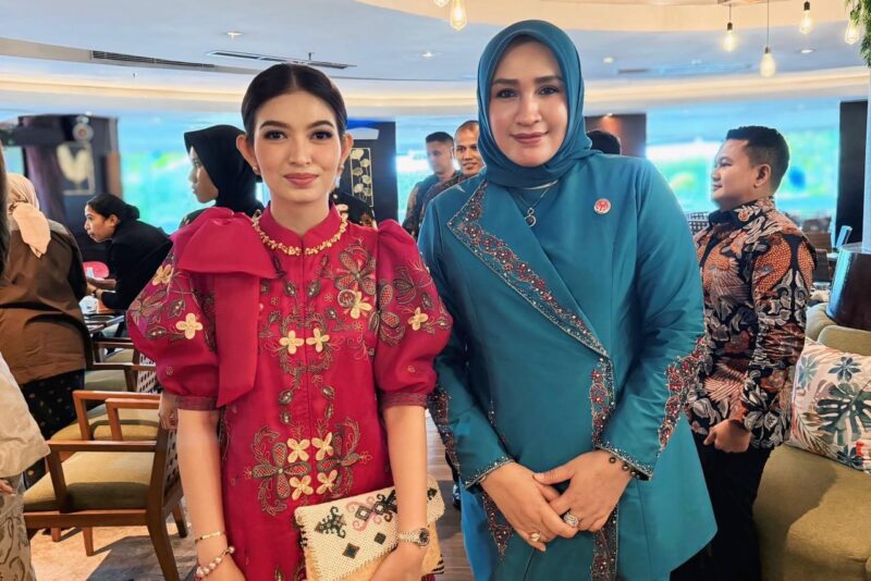 Ketua Dewan Kerajinan Nasional Daerah (Dekranasda) Aceh, Ny. Marlina Muzakir, didampingi Wakil Ketua Harian Ny. Malahayati M Nasir menghadiri Rapat Kerja Nasional (Rakernas) Dewan Kerajinan Nasional Tahun 2025 yang berlangsung di Jakarta. dok. Ist