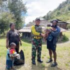 Dalam rangka HUT TNI ke-80, Satgas Yonif 112/DJ Pos Puncak Senyum melaksanakan bakti sosial di Kampung Yarmukum, Distrik Puncak Senyum, Kabupaten Puncak Jaya, Papua Tengah, Rabu (24/9/2025). dok. Pendam IM