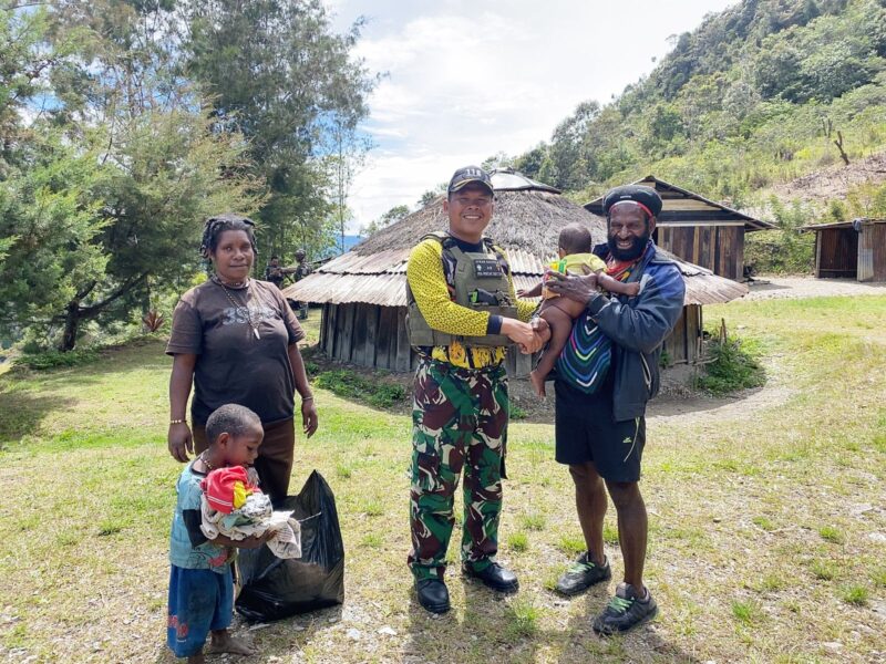 Dalam rangka HUT TNI ke-80, Satgas Yonif 112/DJ Pos Puncak Senyum melaksanakan bakti sosial di Kampung Yarmukum, Distrik Puncak Senyum, Kabupaten Puncak Jaya, Papua Tengah, Rabu (24/9/2025). dok. Pendam IM