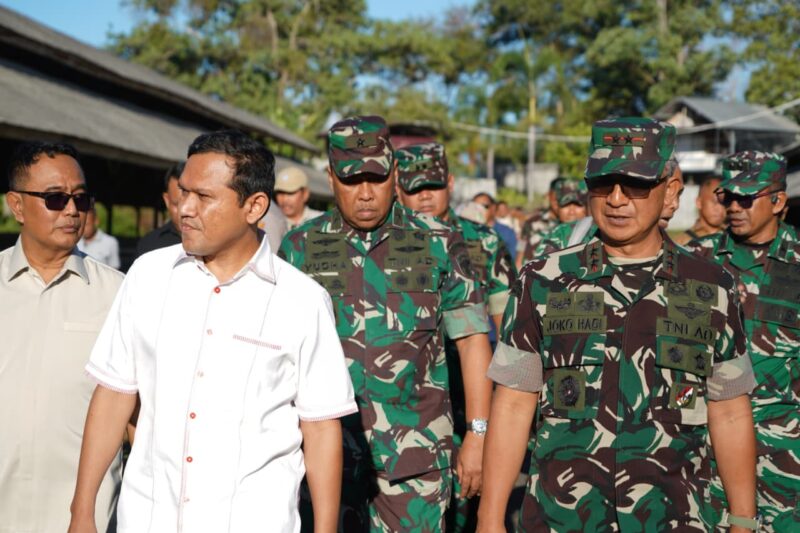 Pangdam Iskandar Muda Mayjen TNI Joko Hadi Susilo bersama Wakil Gubernur Aceh, Fadhlullah, meninjau kawasan peternakan di Blang Bintang, Aceh Besar, Selasa (23/9/2025). dok. Pendam IM