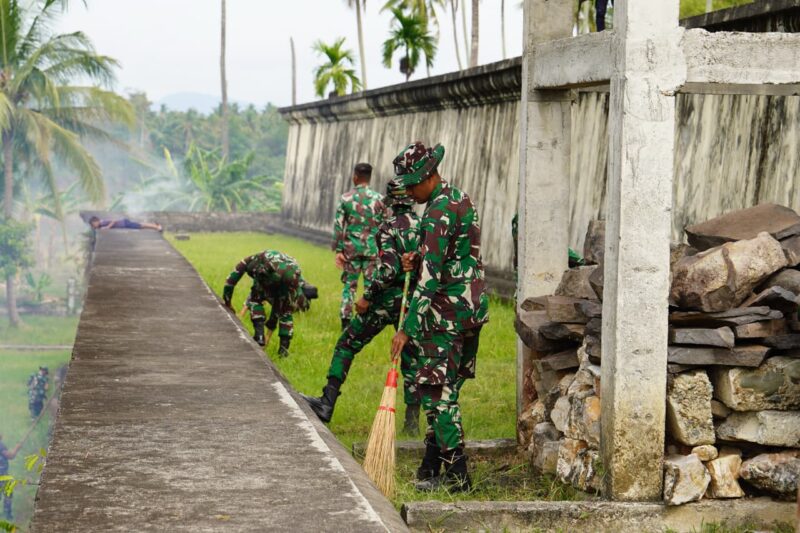 Kodam Iskandar Muda (IM) menggelar kegiatan karya bakti di Masjid Tuha, Kecamatan Indrapuri, Kabupaten Aceh Besar, Rabu (24/9/2025). dok. Pendam IM