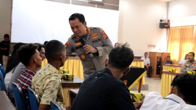 Empat kelompok geng motor yakni Gerakan Remaja Aceh (GRA), Timur Anti Mundur (TAM), Ikatan Keluarga Anti Onar (IKAO), dan Remaja Batas Kota Komuniti (REKO), mendeklarasikan pembubaran kelompok mereka di hadapan orangtua masing-masing di di Aula Machdum Sakti Polresta Banda Aceh, Rabu (24/9/2025). dok. Polresta Banda Aceh