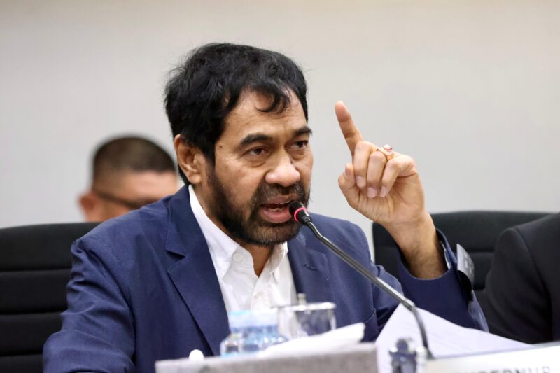 Gubernur Aceh, Muzakir Manaf memberi pernyataan pada media menanggapi hasil Rekomendasi Pansus DPRA terhadap Mineral, Batu Bara, Minyak dan Gas, di Ruang Serbaguna DPR Aceh, Kamis (25/9/2025). dok. Ist