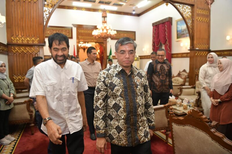 Menteri Tenaga Kerja dan Transmigrasi Republik Indonesia, Yassirlie dan Istri serta rombongan disambut Gubernur Aceh, Muzakir Manaf dan Istri, Marlina Usman serta Sekda Aceh, M. Nasir, Kepala Dinas Terkait silaturahmi dan jamuan Makan siang bersama di restoran pendopo gubernur Aceh, Kamis, 25 September 2025. dok. Ist