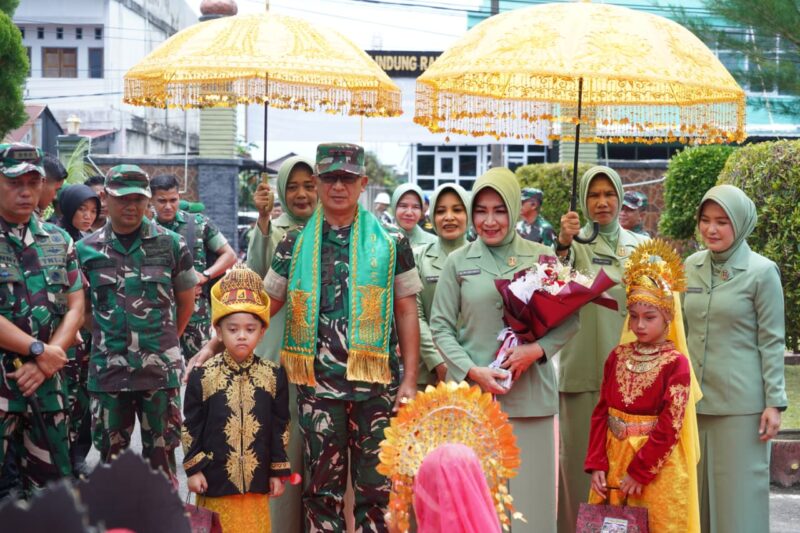Tarian Ranup Lampuan sambut kedatangan Pangdam IM di Kodim 0105/Abar. dok. Pendam IM