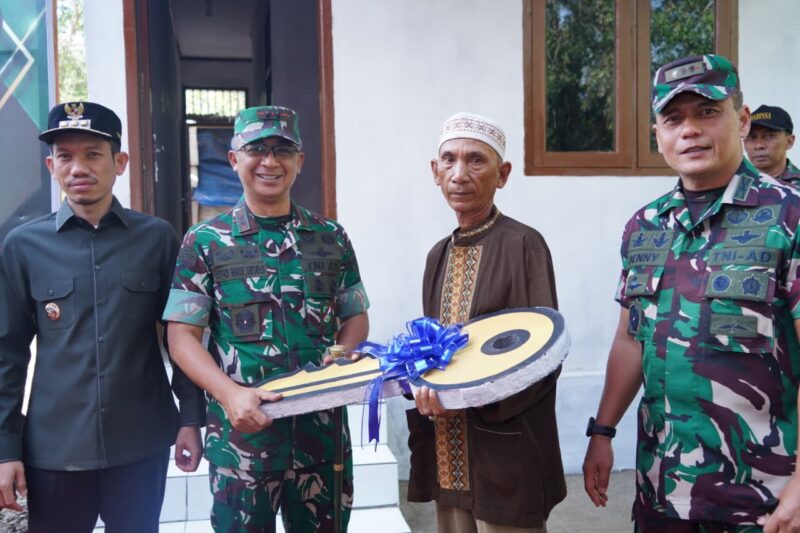 Bupati Aceh Barat dampingi Pangdam Iskandar muda serahkan kunci Rumah Hasil Renovasi kepada Warga. dok. Pendam IM