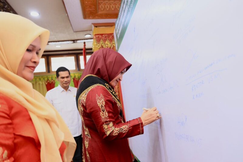 Bunda PAUD Aceh, Marlina Muzakir, menghadiri prosesi penandatanganan komitmen Pemerintah Aceh bersama Bunda PAUD terkait implementasi program wajib belajar 13 tahun, termasuk 1 tahun pra-sekolah. Kegiatan yang bertujuan untuk mewujudkan layanan PAUD bermutu bagi semua anak ini berlangsung di Meuligoe Gubernur Aceh, Jumat (26/9/2025). dok. Ist