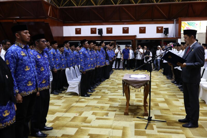 Sekretaris Daerah Aceh, M. Nasir, S.IP., MPA, melantik 290 pejabat eselon III dan IV di lingkungan Pemerintah Aceh, yang berlangsung di Anjong Mon Mata, Komplek Meuligoe Gubernur Aceh, Jumat (26/9/2025). dok. Ist