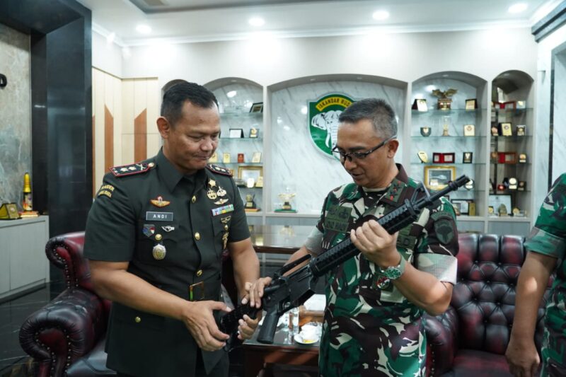 Pangdam Iskandar Muda Terima Penyerahan Senjata Api Sisa Konflik dari Warga Aceh Tamiang dan Aceh Barat. dok. Pendam IM