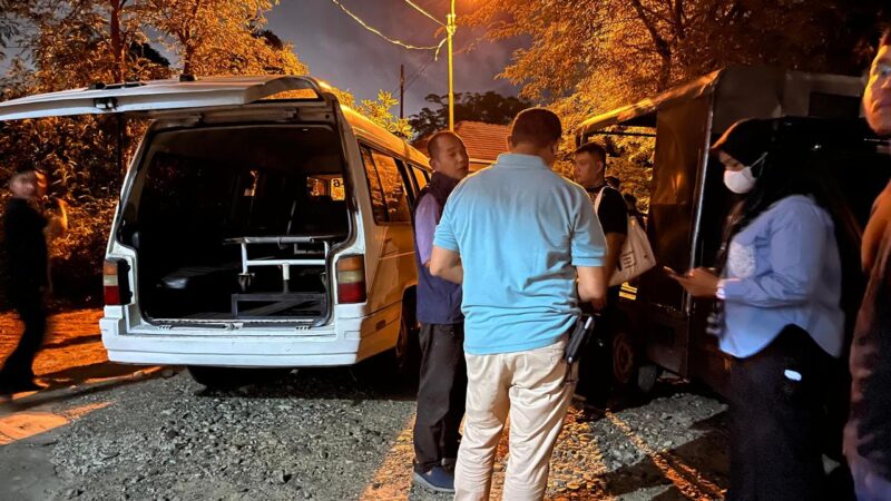 Lansia di Rukoh ditemukan meninggal, Polisi melakukan evakuasi. dok. Polresta Banda Aceh