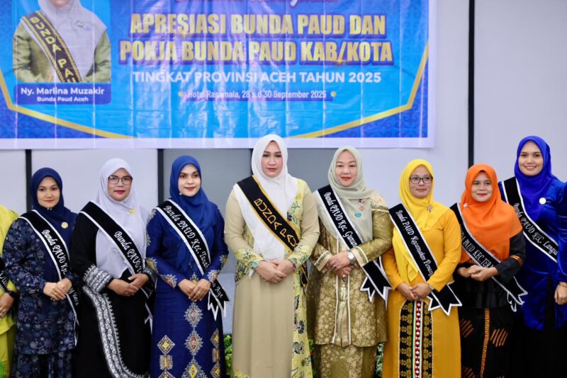 Bunda PAUD Aceh, Marlina Muzakir, membuka Kegiatan Apresiasi Bunda PAUD Kecamatan dan Ketua Pokja Bunda PAUD se-Aceh Tahun 2025 di Hotel Rasamala, Banda Aceh, Minggu malam (28/9/2025). dok. Ist