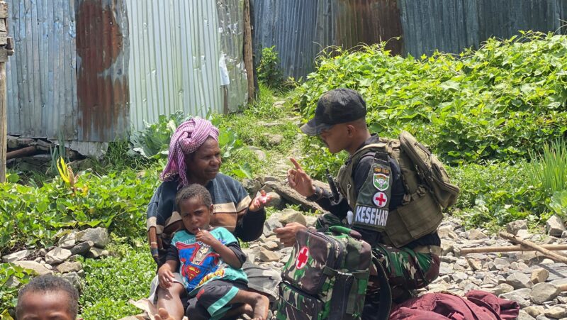 Pos KP 55 Satgas Yonif 112/DJ kembali menunjukkan kepeduliannya kepada masyarakat di wilayah penugasan dengan menggelar kegiatan berbagi kasih bersama warga Kampung Pagaleme Distrik Mulia Kabupaten Puncak Jaya Provinsi Papua Tengah, Senin (29/09/2025). dok. Pendam IM