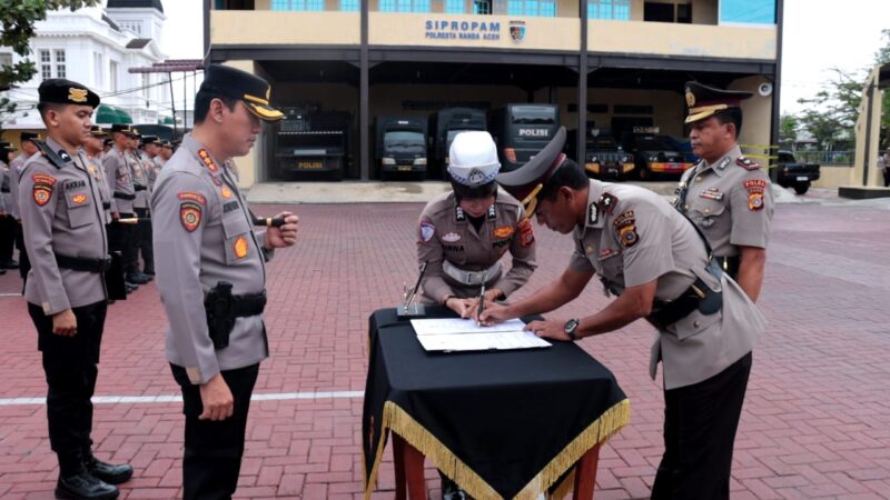 Prosesi serah terima jabatan dipimpin oleh Kapolresta Banda Aceh, Kombes Pol Joko Heri Purwono bertempat di halaman Mapolresta Banda Aceh, Senin (29/9/2025) pagi. dok. Polresta Banda Aceh
