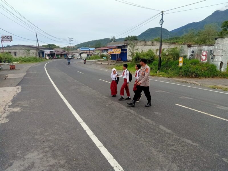 Personel Polsek jajaran Polres Bener Meriah melaksanakan patroli sekaligus pengaturan lalu lintas di Jalan Takengon–Bireuen, persimpangan, depan sekolah, dan tempat keramaian di Kabupaten Bener Meriah, Senin (8/9/2025) pagi. dok. Polres Bener Meriah