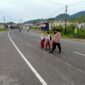 Personel Polsek jajaran Polres Bener Meriah melaksanakan patroli sekaligus pengaturan lalu lintas di Jalan Takengon–Bireuen, persimpangan, depan sekolah, dan tempat keramaian di Kabupaten Bener Meriah, Senin (8/9/2025) pagi. dok. Polres Bener Meriah