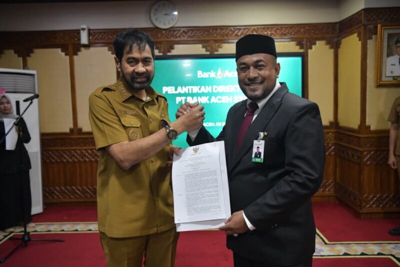 Gubernur Aceh Muzakir Manaf, selaku Pemegang Saham Pengendali PT Bank Aceh Syariah, menetapkan Fadhil Ilyas Sebagai Direktur Utama bank kebanggaan masyarakat Aceh itu. Foto: Ist