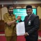Gubernur Aceh Muzakir Manaf, selaku Pemegang Saham Pengendali PT Bank Aceh Syariah, menetapkan Fadhil Ilyas Sebagai Direktur Utama bank kebanggaan masyarakat Aceh itu. Foto: Ist