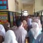 Puluhan calon PPPK antre padati ruang SPKT Polres Aceh Utara untuk urus SKCK. Dok. Acehnow.com/Anshori