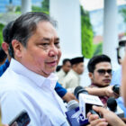 Menteri Koordinator Bidang Perekonomian Airlangga Hartarto menyampaikan keterangan pers usai menghadiri rapat terbatas yang dipimpin Presiden Prabowo Subianto di Istana Kepresidenan Jakarta, pada Selasa, 16 September 2025. (Foto: BPMI Setpres)