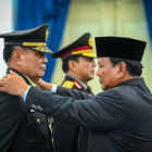 Presiden Prabowo Subianto menganugerahkan pangkat istimewa kepada masing-masing satu purnawirawan Tentara Nasional Indonesia (TNI) dan Kepolisian Negara Republik Indonesia (Polri), di Istana Merdeka, Jakarta, pada Rabu, 17 September 2025. (Foto: BPMI Setpres)