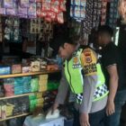 Personel Polsek Syiah Utama melaksanakan giat pengecekan sekaligus pemantauan ketersediaan bahan pokok di sejumlah kios pedagang di Kampung Rusip, Kecamatan Syiah Utama, Kabupaten Bener Meriah, Minggu (28/9/2025). dok. Polres Bener Meriah