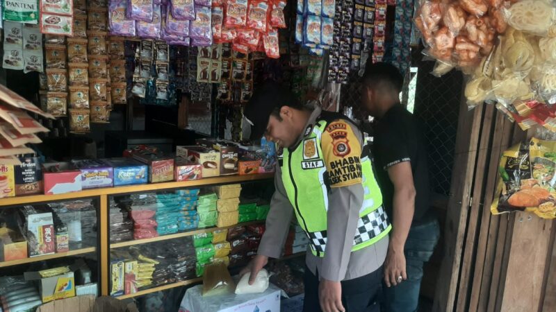 Personel Polsek Syiah Utama melaksanakan giat pengecekan sekaligus pemantauan ketersediaan bahan pokok di sejumlah kios pedagang di Kampung Rusip, Kecamatan Syiah Utama, Kabupaten Bener Meriah, Minggu (28/9/2025). dok. Polres Bener Meriah