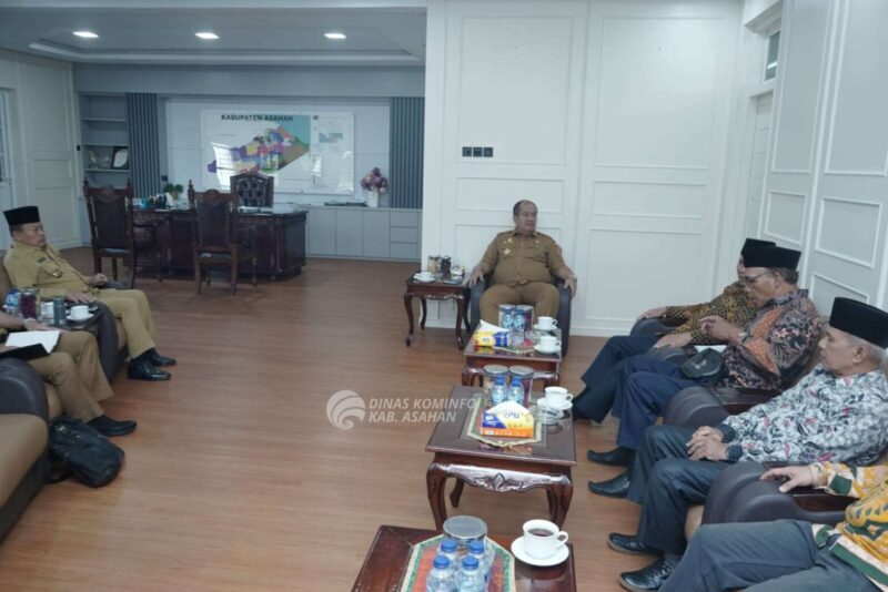 Bupati Asahan, Taufik Zainal Abidin, S.Sos., M.Si., didampingi Asisten Administrasi Umum dan Kepala Badan Kesatuan Bangsa dan Politik (Kesbangpol) Kabupaten Asahan menerima audensi dari Ketua PD Muhammadiyah Asahan, M. Akhyar, M.A., beserta jajaran pengurus. dok. Diskominfo Kab. Asahan