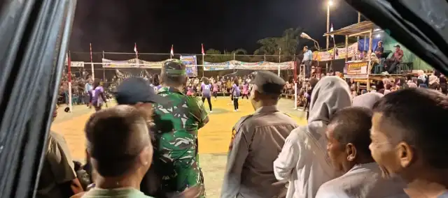 Polsek Pante Ceureumen, Polres Aceh Barat, bersama personel Posramil 05 Pante Ceureumen melaksanakan pengamanan jalannya pertandingan Open Turnamen Volly Ball dalam rangka memperingati Hari Ulang Tahun (HUT) Pemuda Gampong Gunong Tarok ke-25. dok. Polres Aceh Barat
