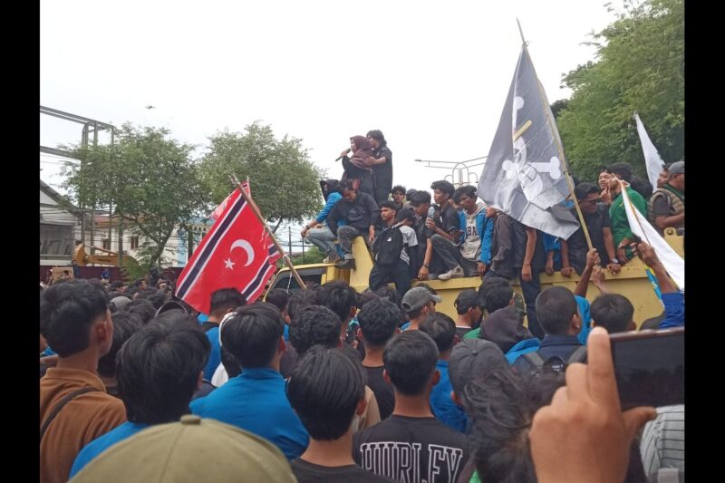Suasana aksi demo di depan DPRA. Senin, 1 September 2025. dok. Syaiful AB/Acehnow.com