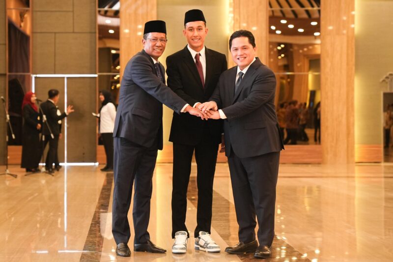 Ketua Umum PSSI, Erick Thohir, menyambut optimistis pengambilan sumpah kewarganegaraan Republik Indonesia, Miliano Jonathans yang berlangsung, Rabu (3/9/2025) di Gedung Setjen Kementerian Hukum RI, Jakarta. dok. PSSI