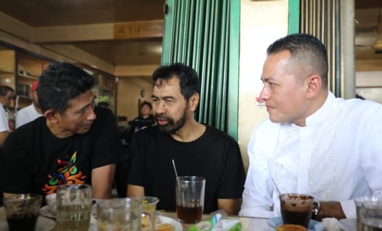 Kapolda Aceh Brigjen Pol Marzuki Ali Basyah bertemu dengan Gubernur Aceh, H. Muzakir Manaf atau yang akrab disapa Mualem, di salah satu warung kopi di Banda Aceh. Pertemuan dalam suasana santai itu menjadi ajang konsolidasi dan silaturahmi pasca aksi demonstrasi yang terjadi beberapa waktu, Jumat, 5 September 2025. dok. Polda Aceh