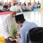 Kapolda Aceh Brigjen Pol Marzuki Ali Basyah mendapat prosesi tepung tawar (peusijuek) dari warga Lampaseh Kota. dok. Polda Aceh