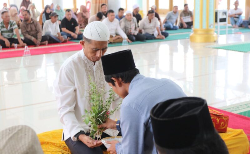 Kapolda Aceh Brigjen Pol Marzuki Ali Basyah mendapat prosesi tepung tawar (peusijuek) dari warga Lampaseh Kota. dok. Polda Aceh