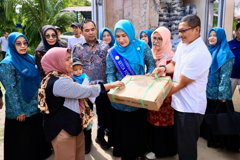 Ketua Forum Peningkatan Konsumsi Ikan Aceh, Marlina Muzakir, menyerahkan 5,4 ton ikan segar kepada Wali Kota Lhokseumawe Sayuti Abubakar untuk disalurkan kepada 866 warga, di halaman Kantor Dinas Kelautan, Perikanan, Pertanian dan Pangan Kota Lhokseumawe, Kamis, (11/9/2025). dok. Ist