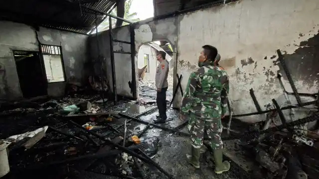 Satu unit rumah milik warga di Gampong Padang Sikabu, Kecamatan Kaway XVI, Kabupaten Aceh Barat, dilaporkan hangus terbakar pada Sabtu (13/9/2025) sekira pukul 15.00 WIB. dok. Polres Aceh Barat