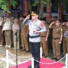 Kapolres Aceh Utara, AKBP Trie Aprianto, berkesempatan memimpin langsung upacara bendera di SMAN 1 Lhoksukon. dok. Polres Aceh Utara