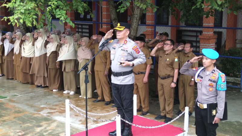 Kapolres Aceh Utara, AKBP Trie Aprianto, berkesempatan memimpin langsung upacara bendera di SMAN 1 Lhoksukon. dok. Polres Aceh Utara