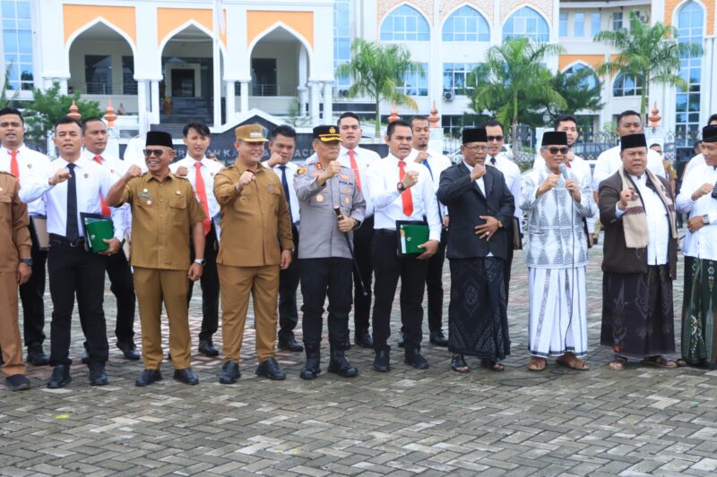 menyerahkan penghargaan kepada puluhan personil anggota Polres Aceh Utara sebagai bentuk apresiasi atas kontribusi dan prestasi dalam pengungkapan keberadaan kelompok yang dinilai Aliran sesat millah Abraham di Aceh Utara, Bupati Aceh Utara, Ayah Wa di depan Kantor Bupati. dok. Dok. Pemkab Aceh Utara